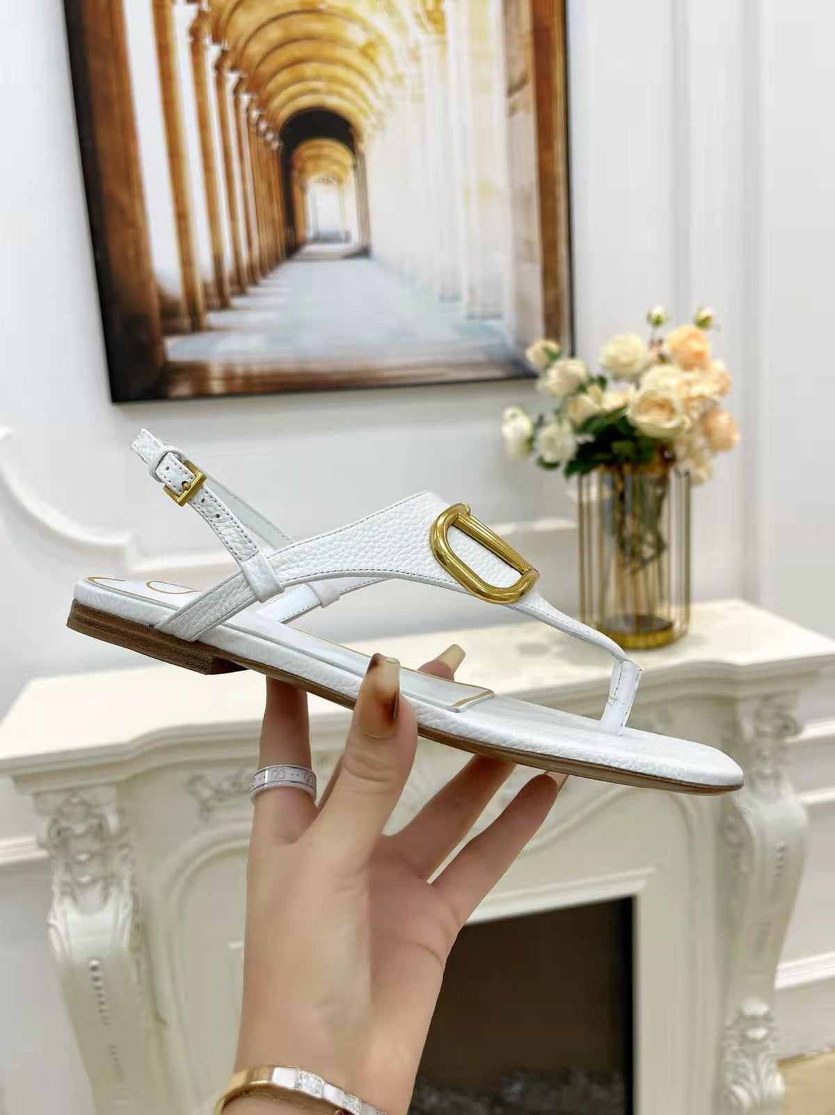 THONG SANDALS IN WHITE CALFSKIN WITH GOLD LOGO