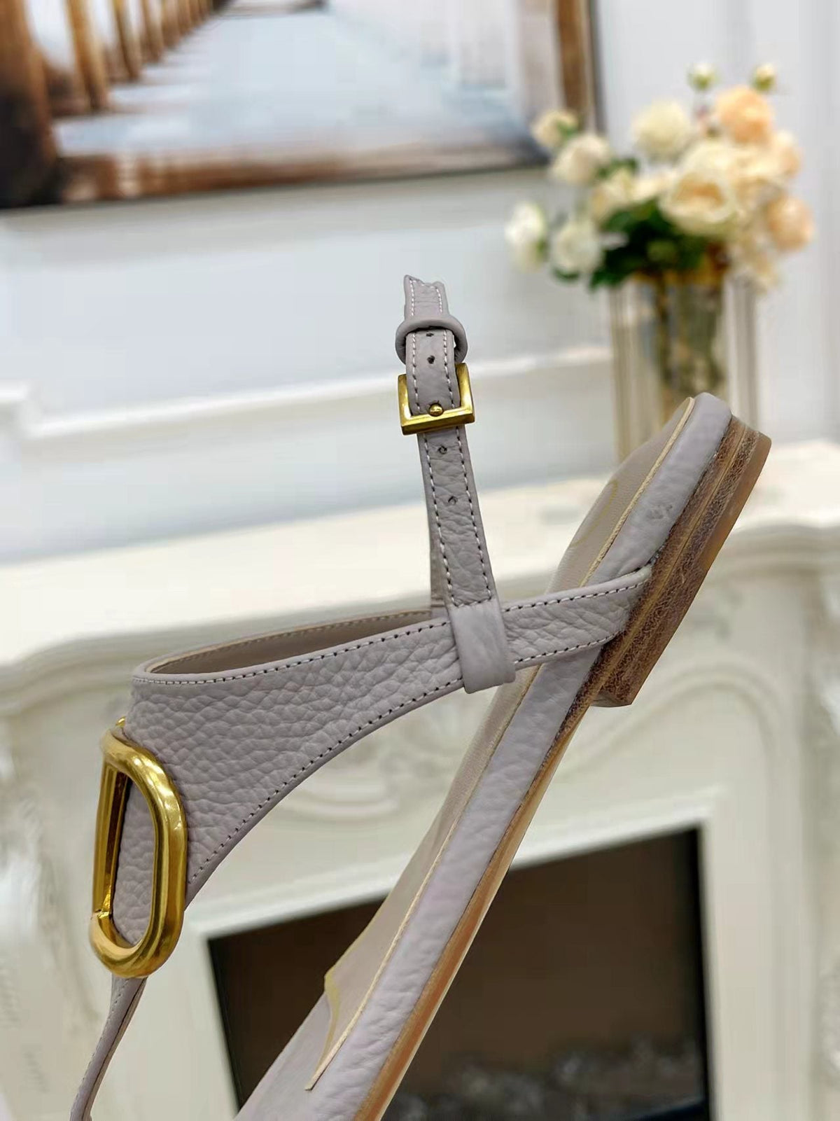 THONG SANDALS IN THISTLE PURPLE CALFSKIN WITH GOLD LOGO
