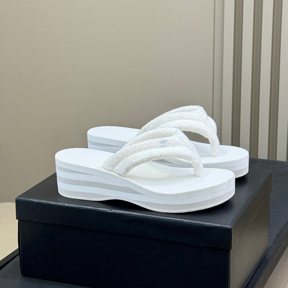 THONG SANDALS IN WHITE COTTON