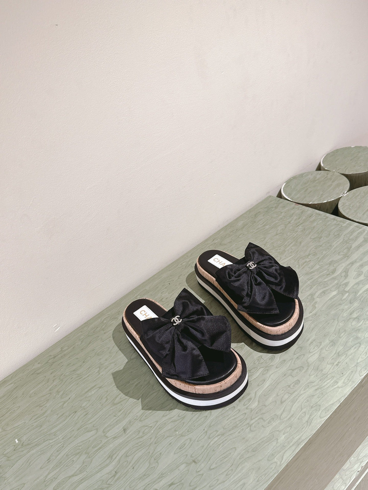 CC SLIPPERS WITH SILK BOW IN BLACK COWHIDE