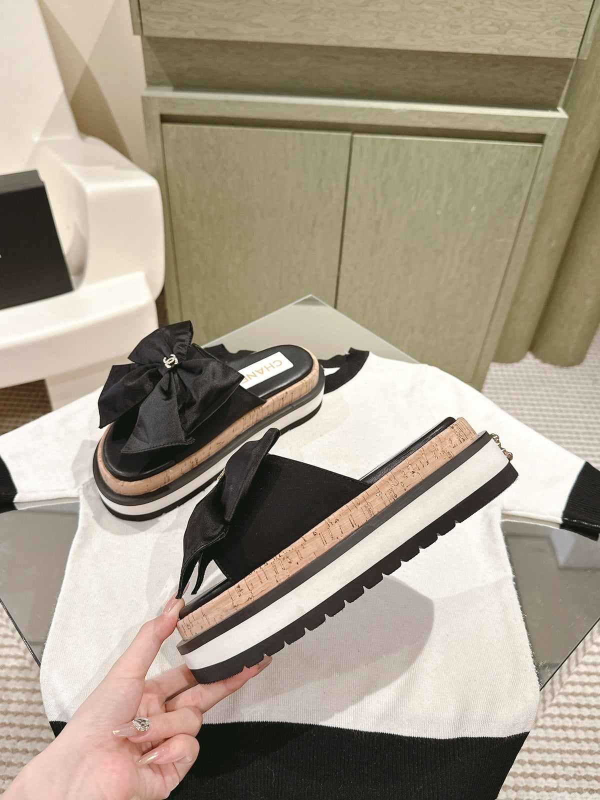 CC SLIPPERS WITH SILK BOW IN BLACK COWHIDE