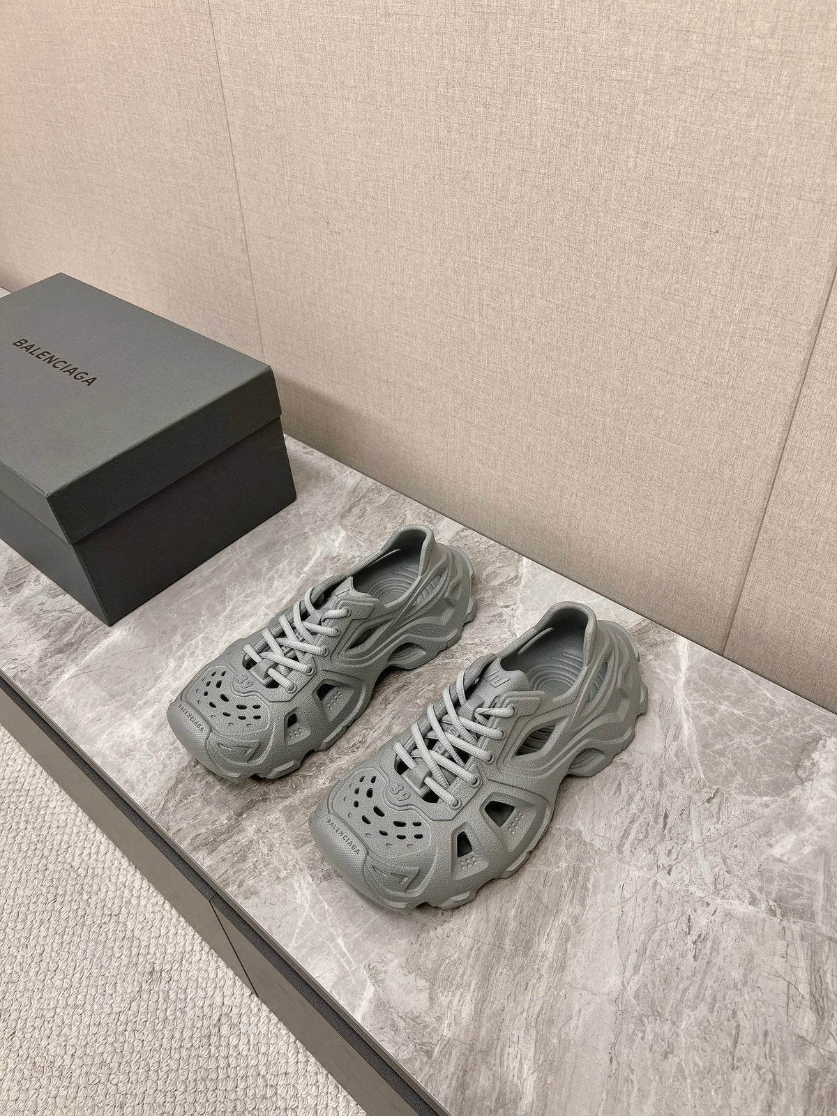 SNEAKERS IN FRIAR GRAY RUBBER