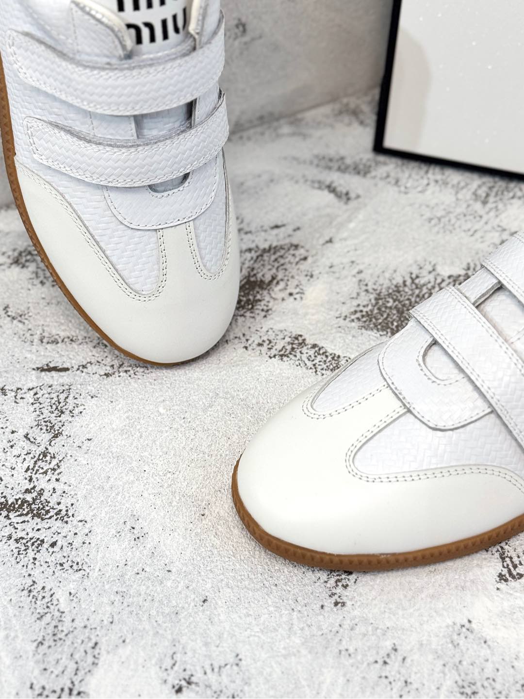 RETRO SNEAKERS WITH RIPTAPE STRAPS IN WHITE LAMBSKIN KNITTED PATTERN