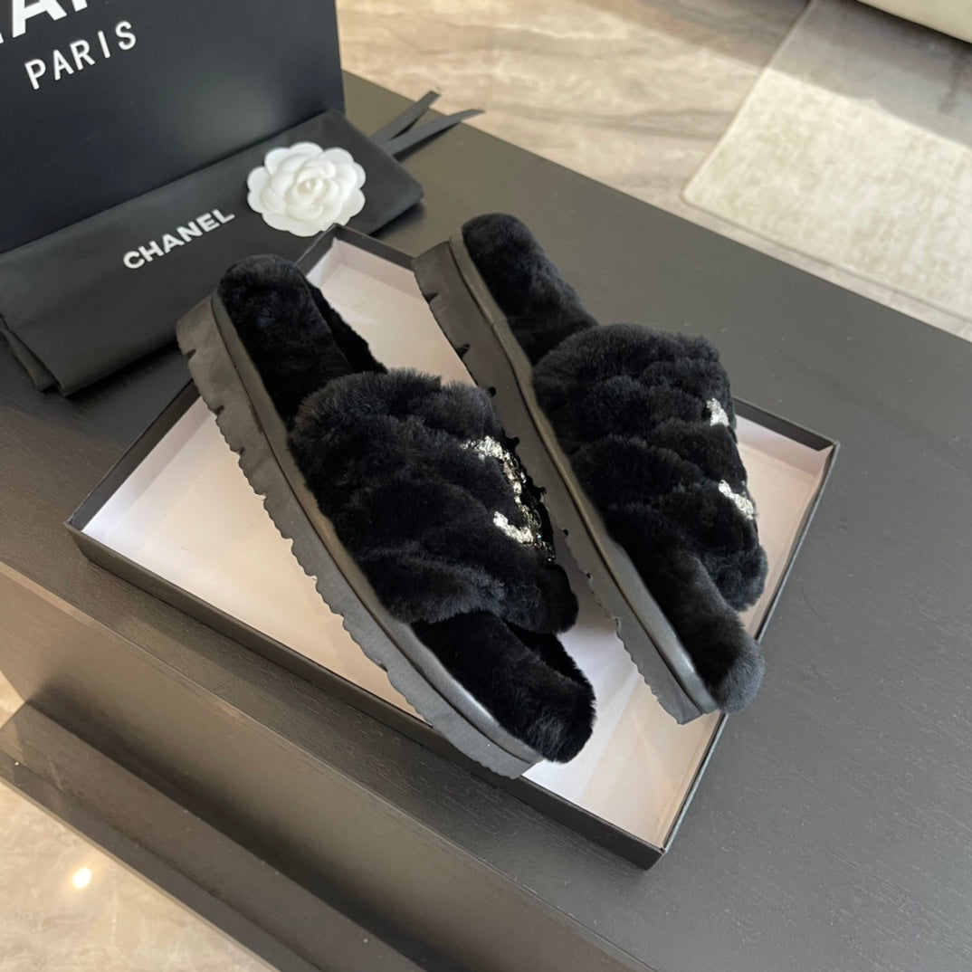 SLIPPERS IN BLACK FUR