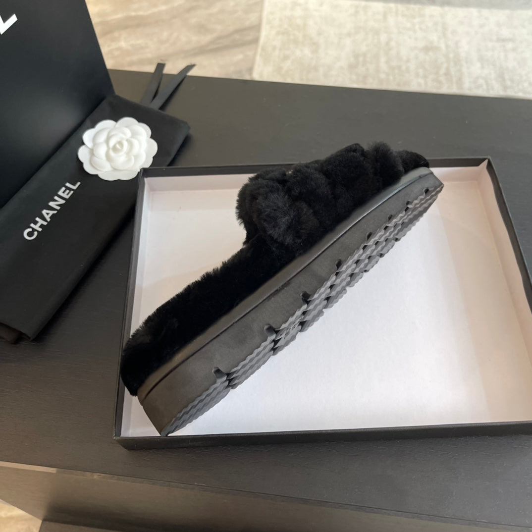 SLIPPERS IN BLACK FUR