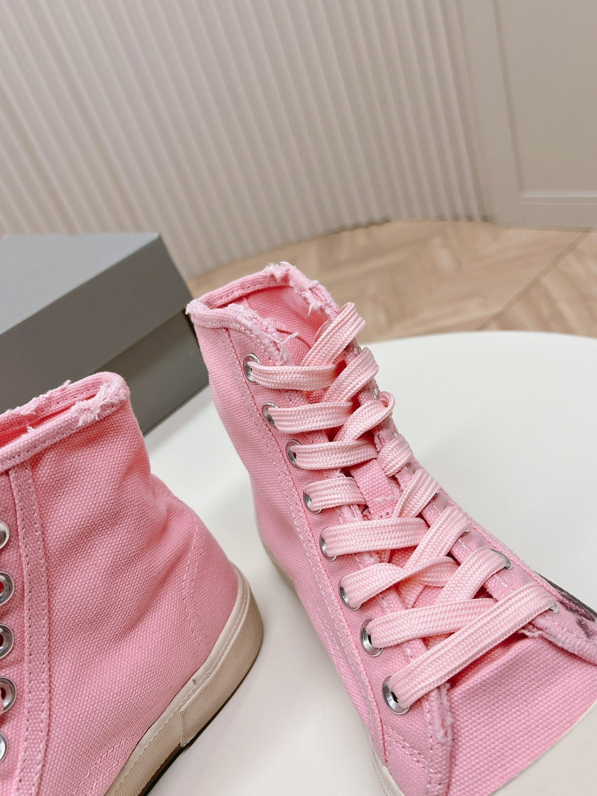 PINK CANVAS HIGH-TOP SNEAKERS LOGO GRAFFITI