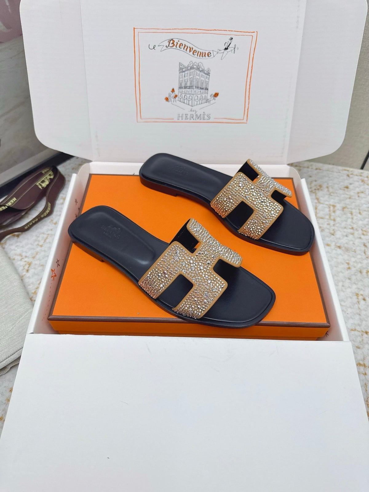HM 26ss Oran Sandals Black Gold Crystal Cowhide 625248