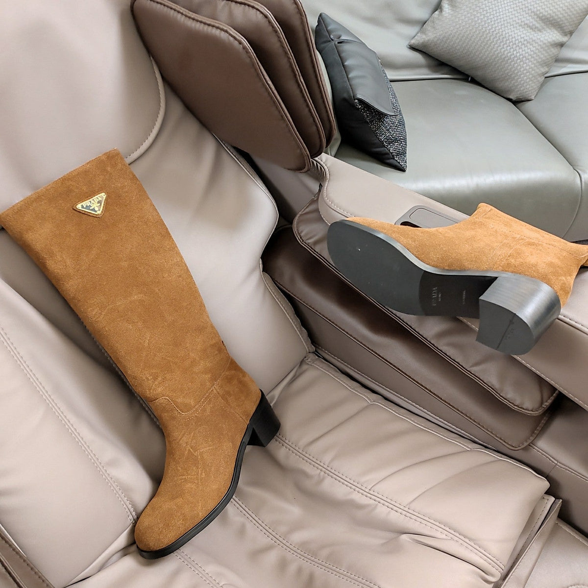 KNEE BOOTS WITH TRIANGLE LOGO IN CAMEL SUEDE