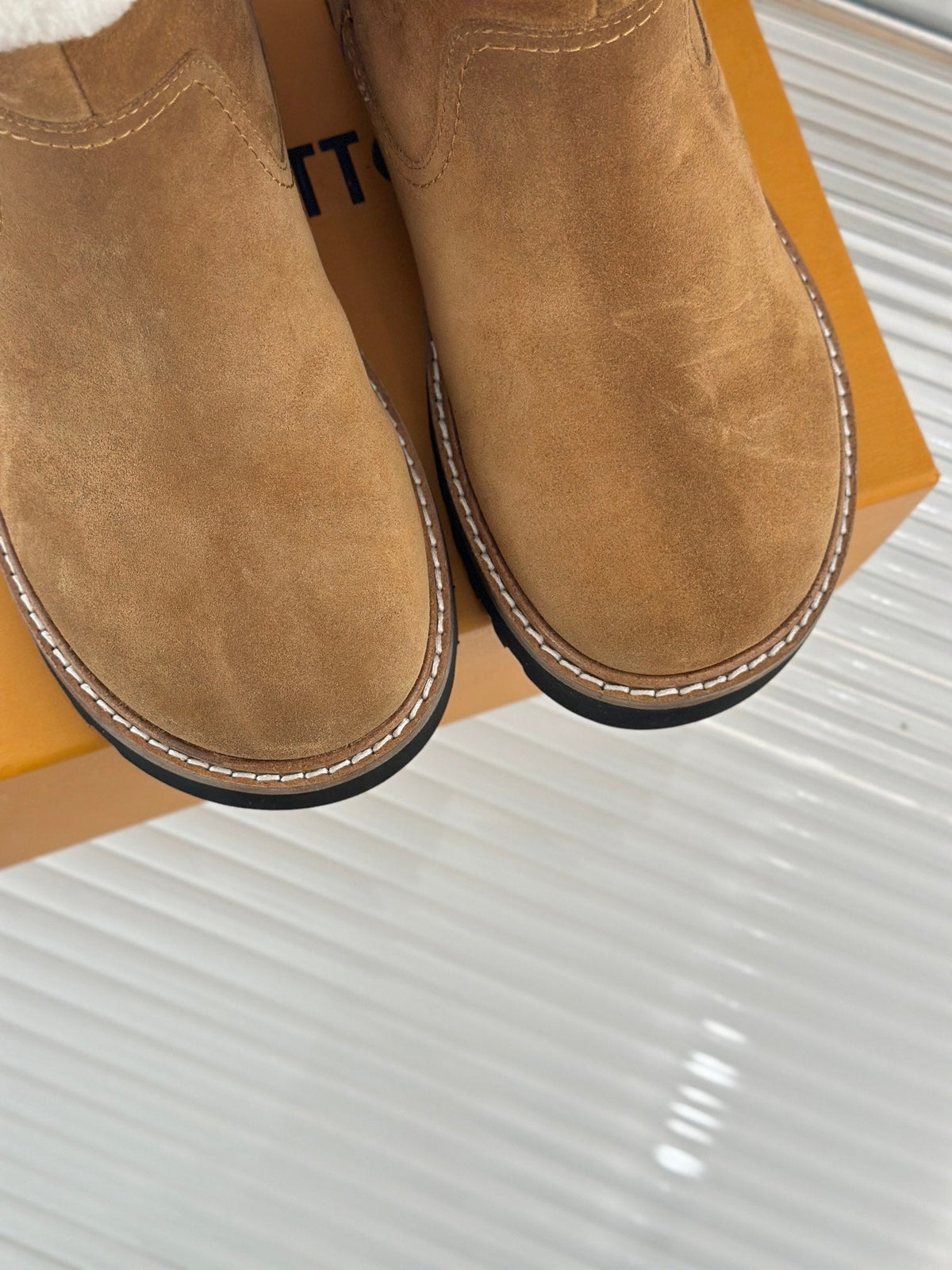 CHUNKY SOLE SNOW BOOTS IN PEANUT BROWN SUEDE AND WHITE WOOL