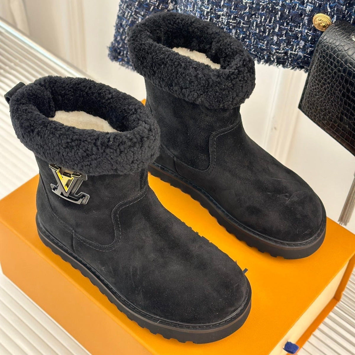 CHUNKY SOLE SNOW BOOTS IN BLACK SUEDE AND WOOL
