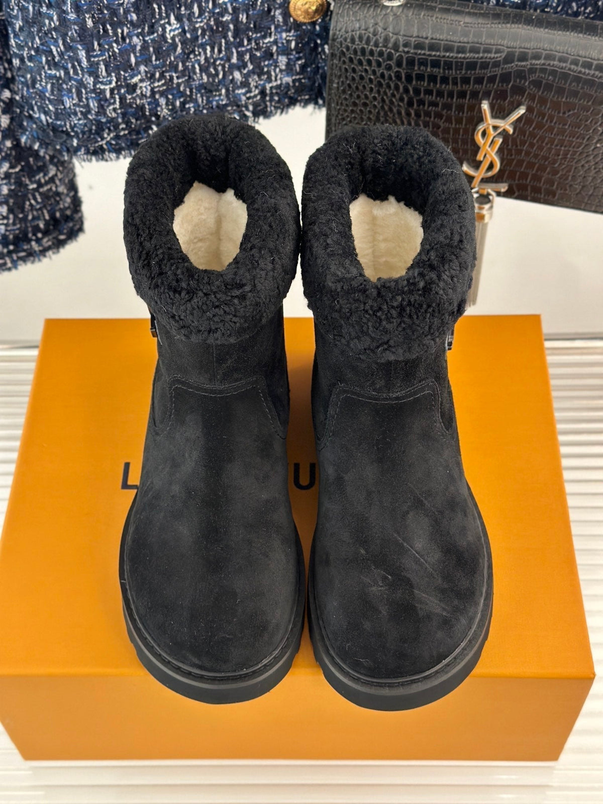 CHUNKY SOLE SNOW BOOTS IN BLACK SUEDE AND WOOL
