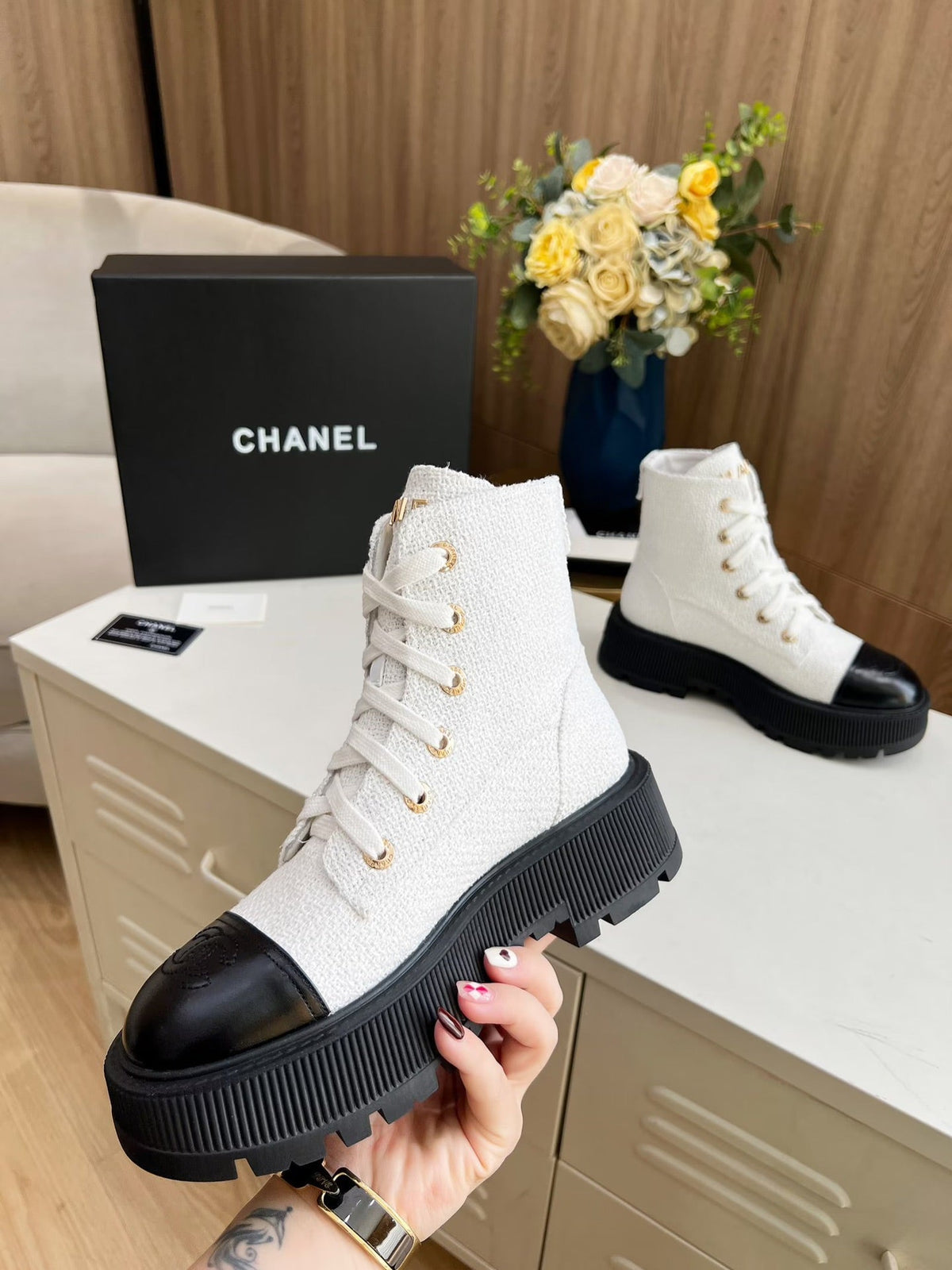 SHORT BOOTS IN WHITE TWEED AND BLACK CALFSKIN