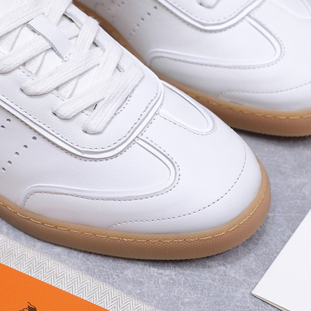 HM 26ss Casual Sneakers White Sheepskin 637714
