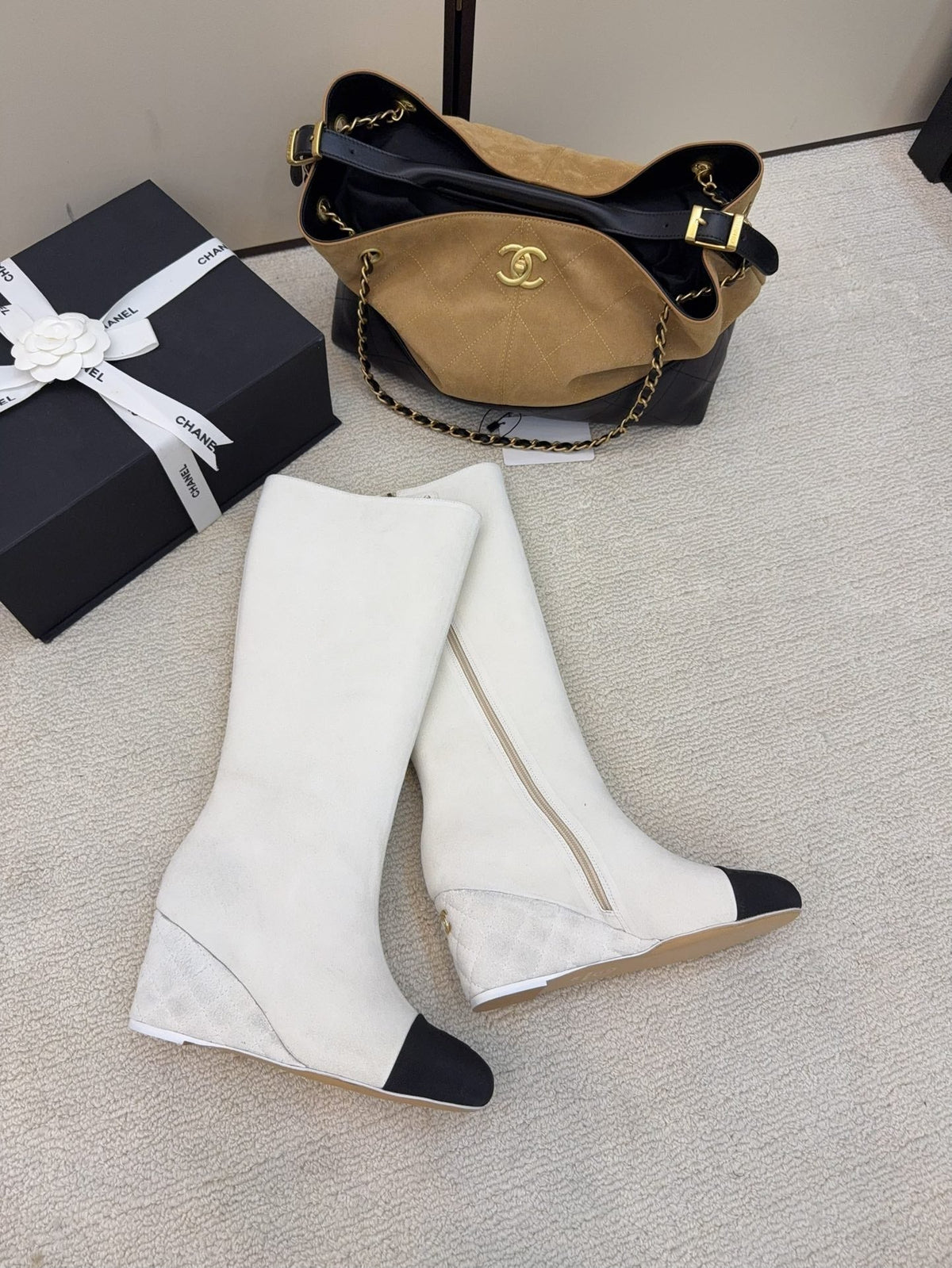 CC 26 Wedge Boot White Black Suede 588894