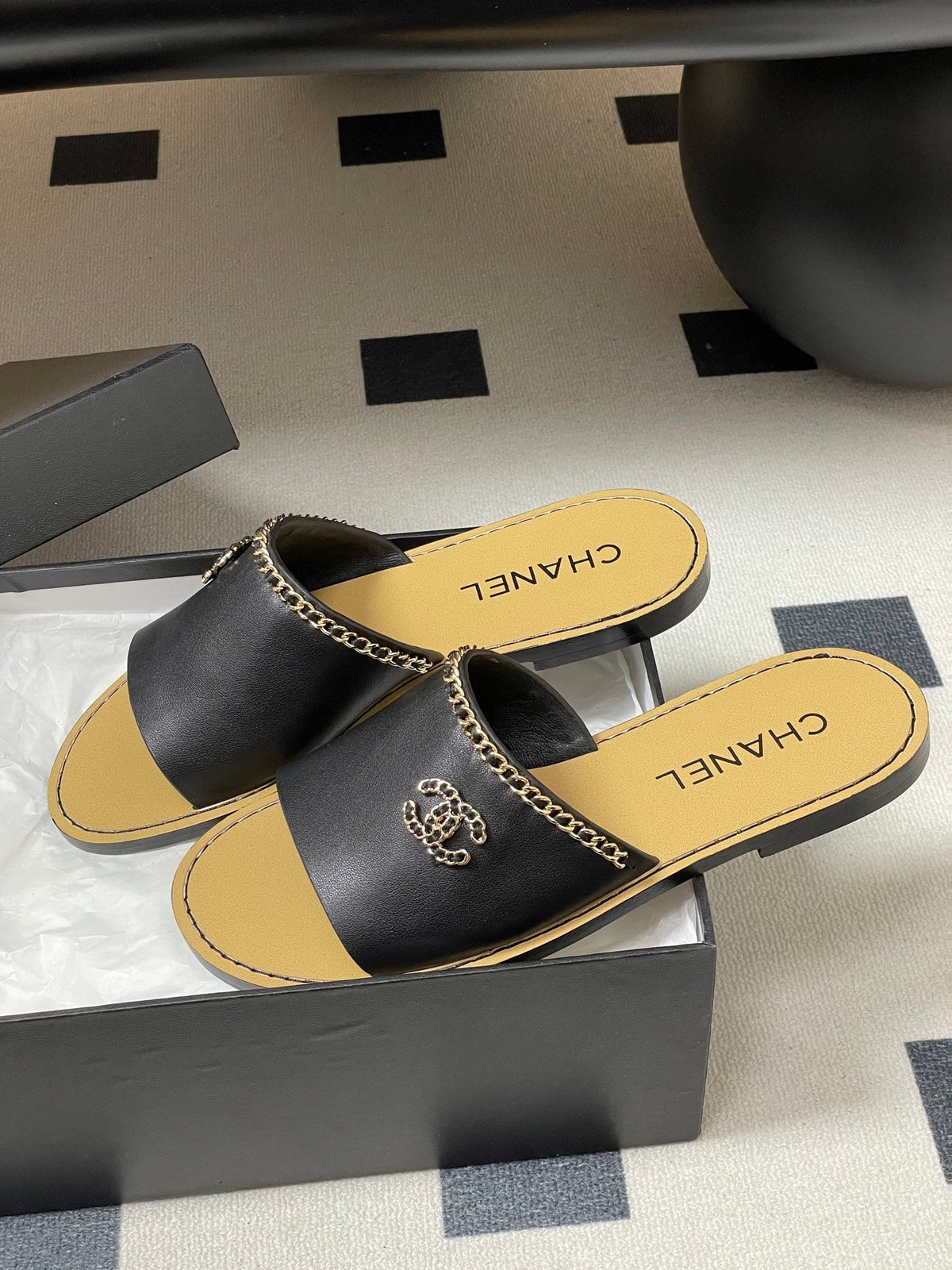 CC 26 Flat Sandal Black Beige Sheepskin 593300