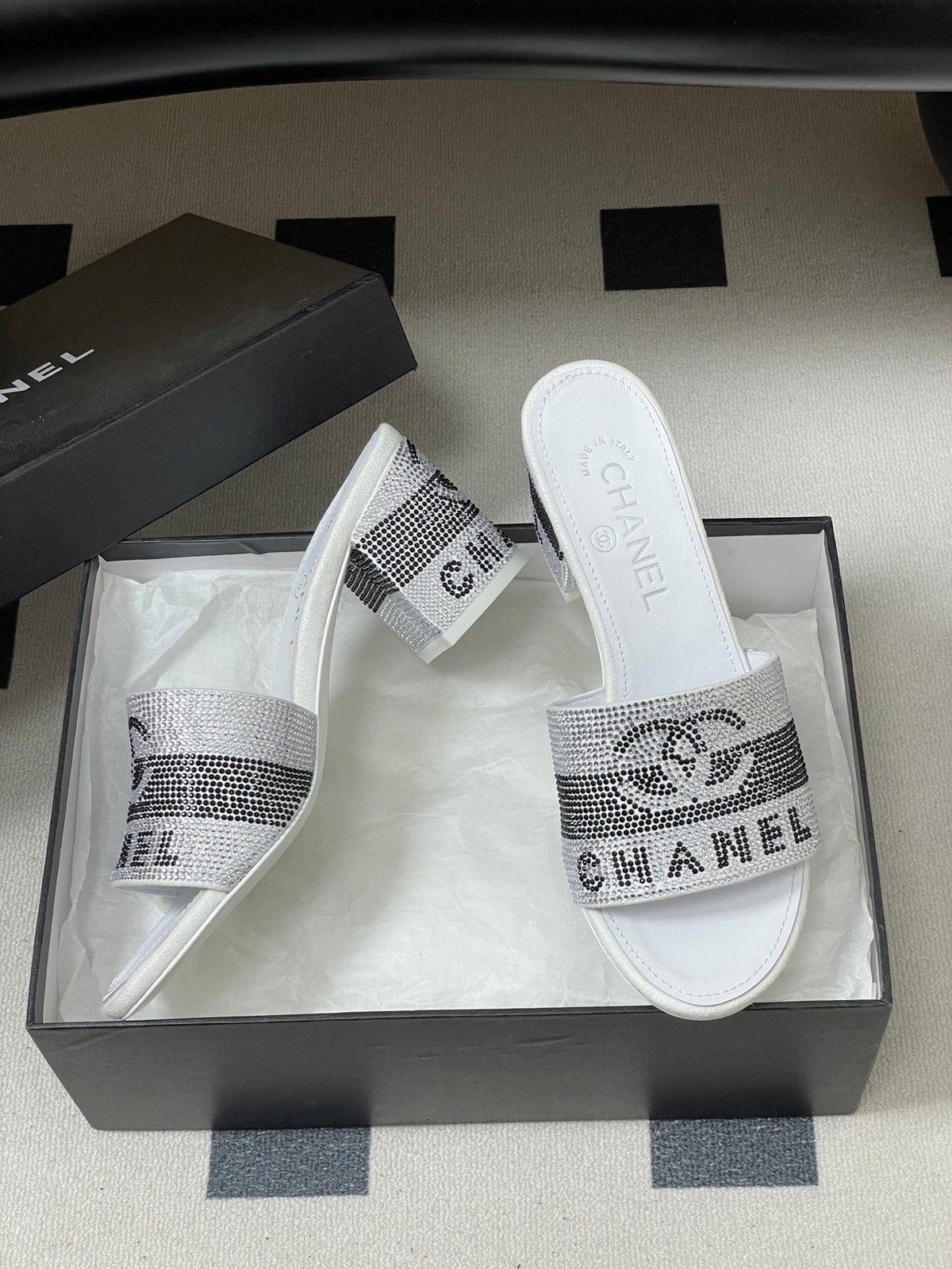 CC 26s Sandals 70 White Gray Sheepskin Rhinestones 649512