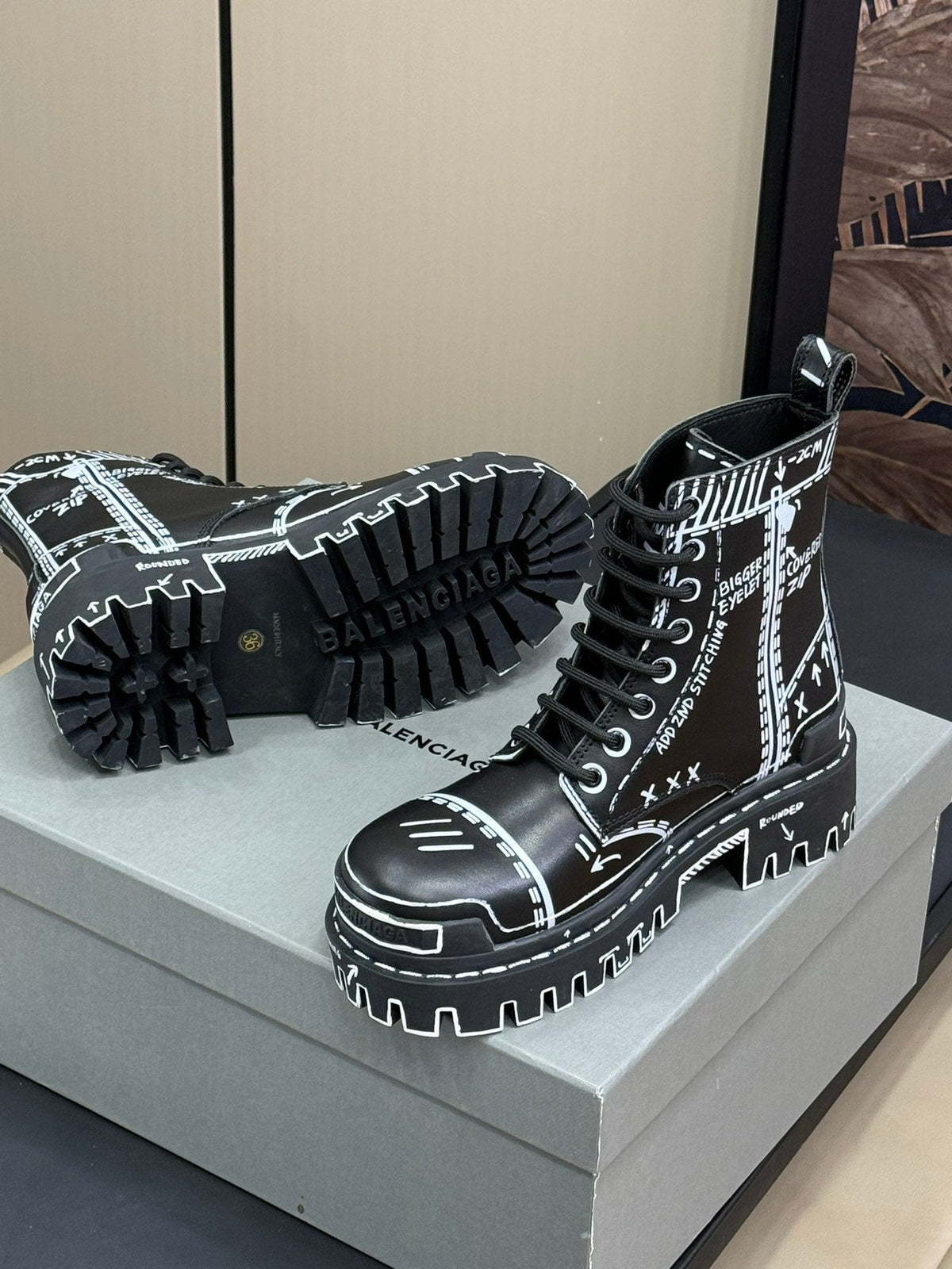 CHUNKY BOOTS IN BLACK SMOOTH CALFSKIN WHITE PRINT