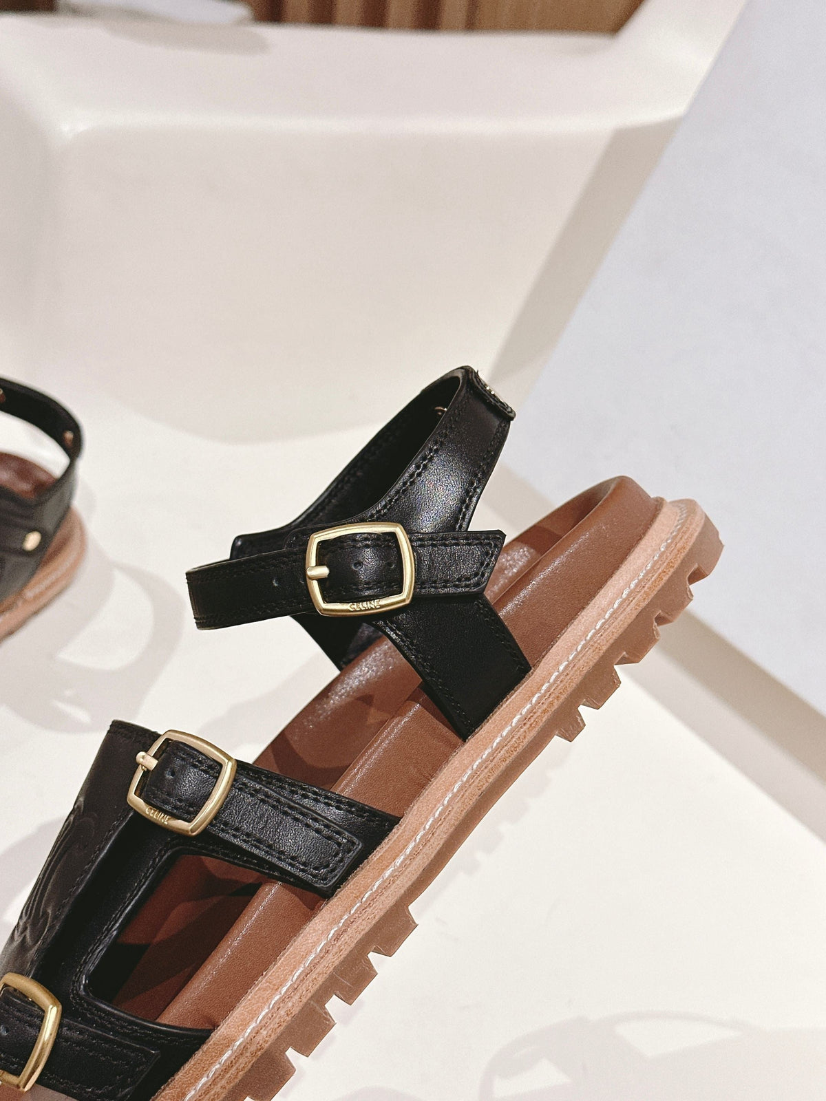 FLAT SANDALS IN BLACK TRIOMPHE EMBOSSED SMOOTH CALFSKIN