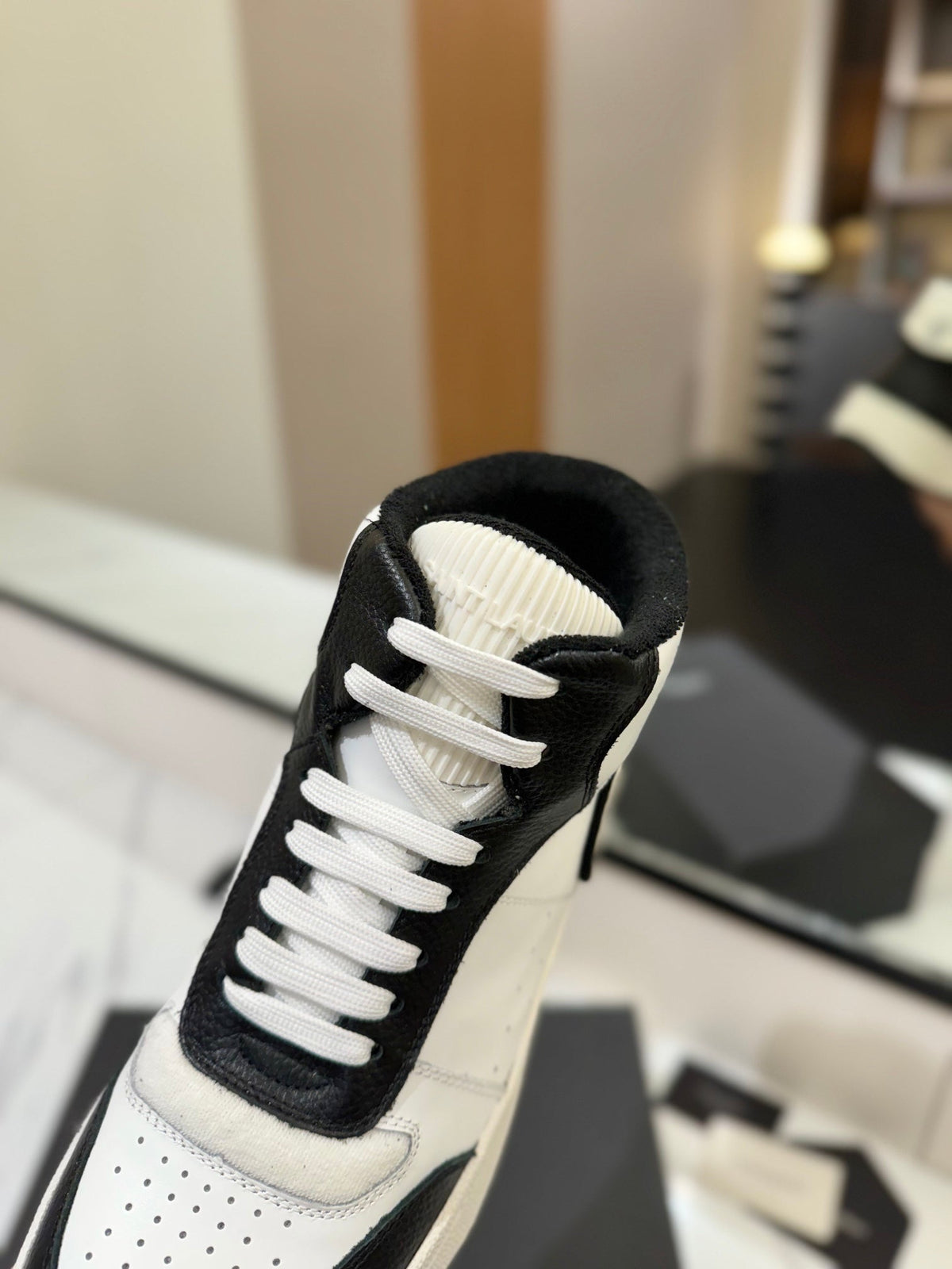 MID-TOP SNEAKERS IN WHITE MIX BLACK PERFORATED LAMBSKIN