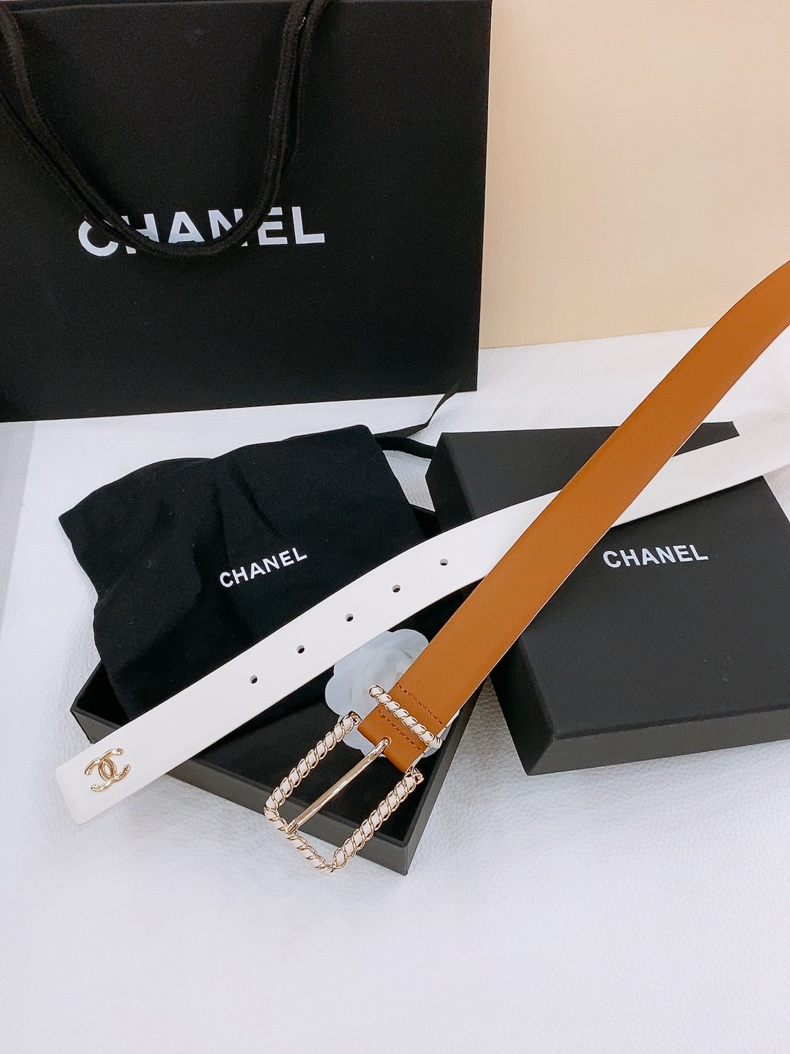 BELT 30MM IN BROWN AND WHITE CALFSKIN WITH INTERWOVEN GOLD CHAIN BUCKLE
