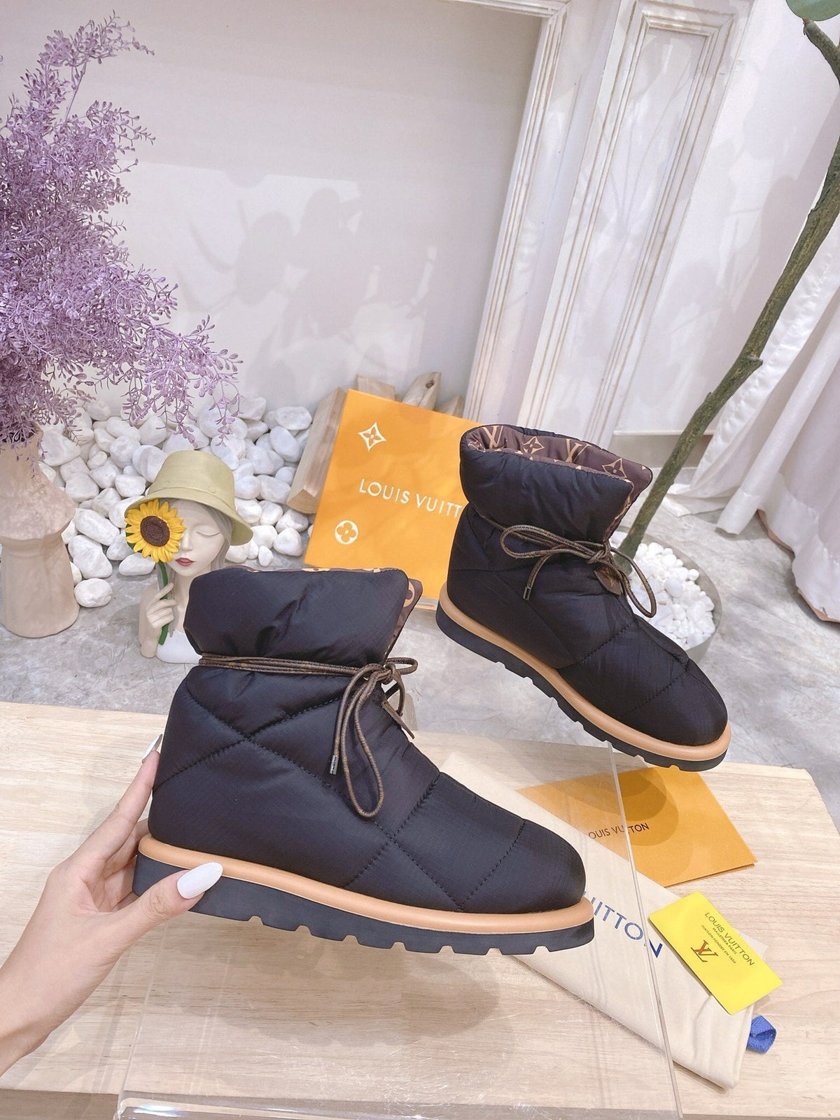 PILLOW COMFORT ANKLE BOOTS IN BLACK NYLON