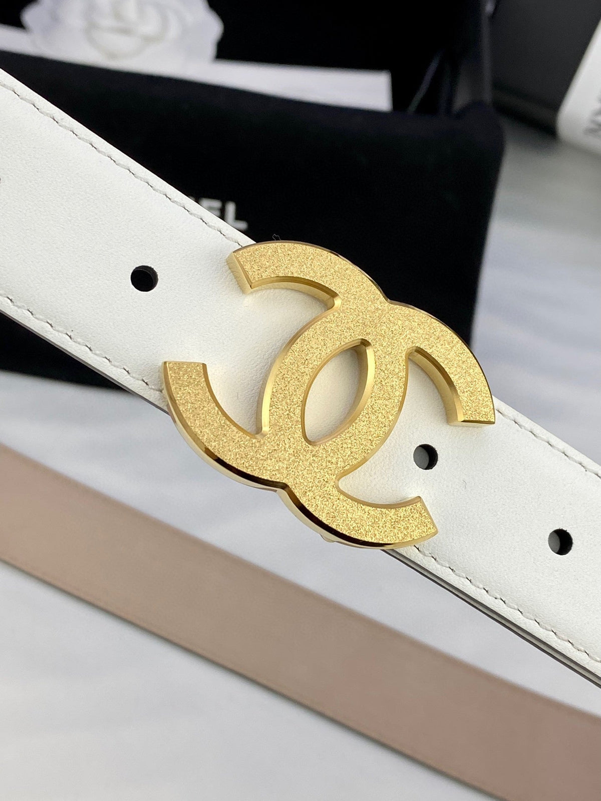 DOUBLE C BELT 30MM IN WHITE CALFSKIN METAL BUCKLE