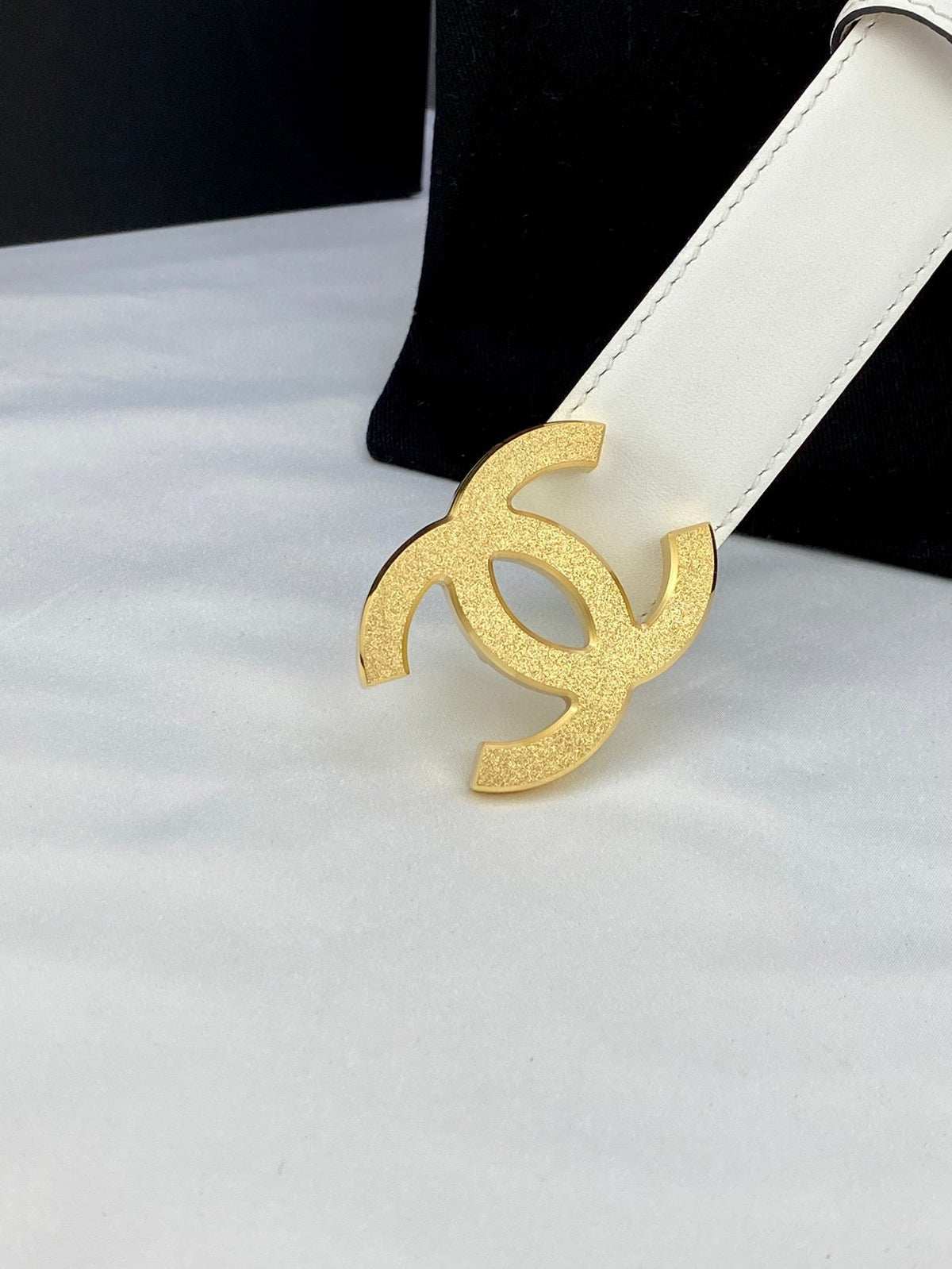 DOUBLE C BELT 30MM IN WHITE CALFSKIN METAL BUCKLE