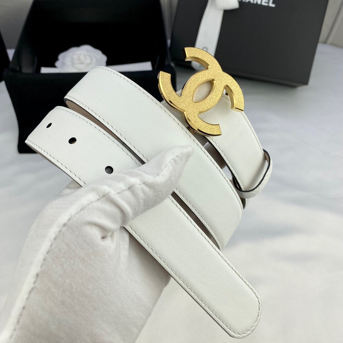 DOUBLE C BELT 30MM IN WHITE CALFSKIN METAL BUCKLE