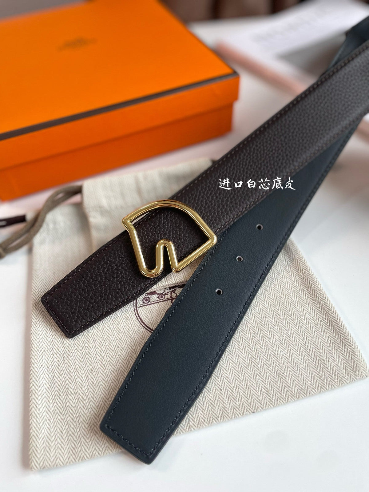 BOUCLE BELT BUCKLE & REVERSIBLE CHOCOLATE BROWN AND BLACK LEATHER STRAP 38MM GOLD HARDWARE
