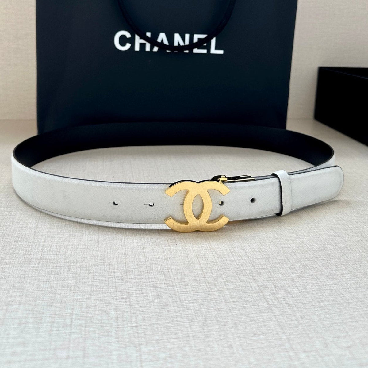 CC 30MM BELT IN WHITE AND BLACK CALFSKIN WITH GOLD HARDWARE