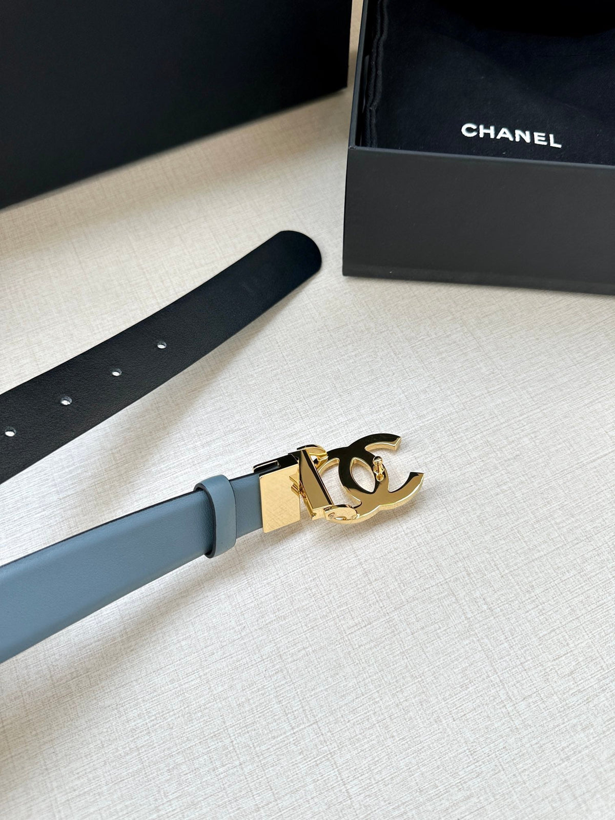 CC 30MM BELT IN STONE BLUE AND BLACK CALFSKIN WITH GOLD HARDWARE