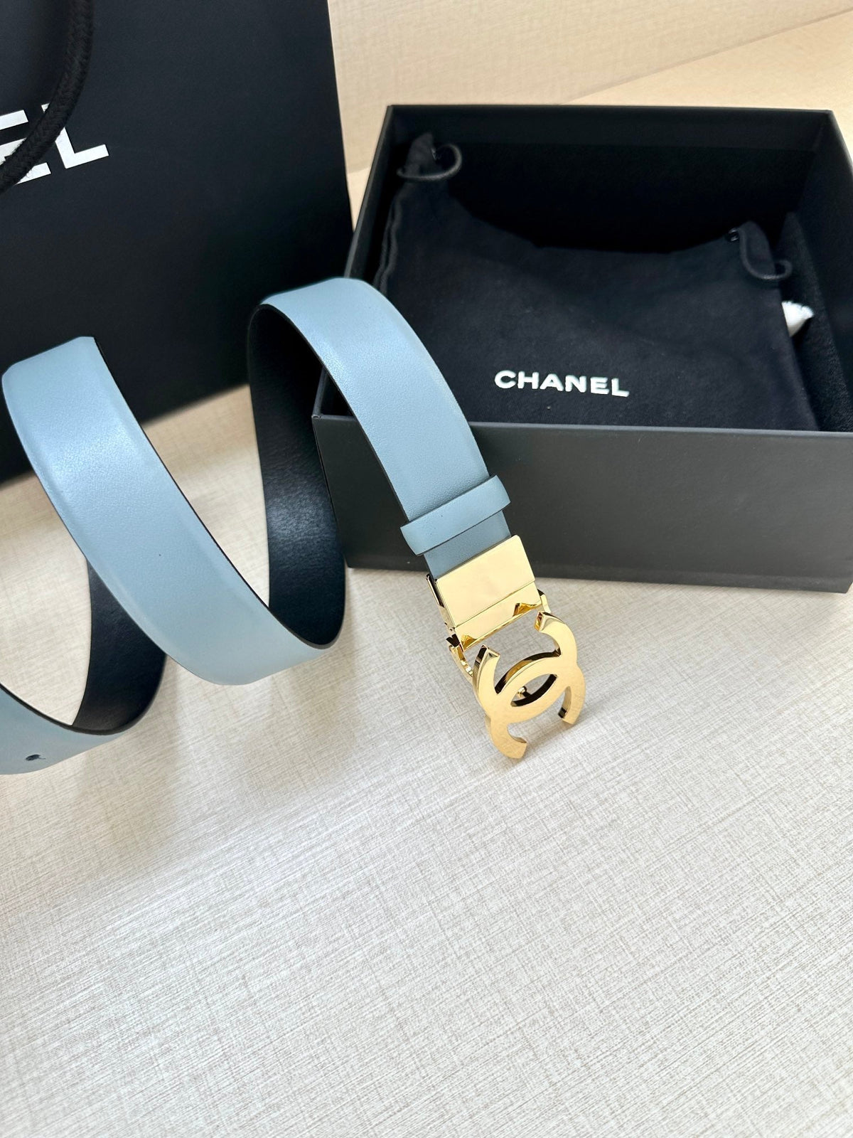 CC 30MM BELT IN STONE BLUE AND BLACK CALFSKIN WITH GOLD HARDWARE