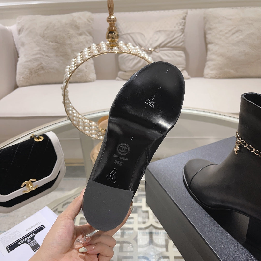 MID-HEEL ANKLE BOOTS IN BLACK SMOOTH CALFSKIN