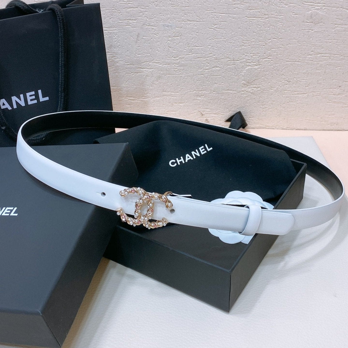 CC BELT 20MM IN WHITE CALFSKIN GOLD HARDWARE ATTACH PEARLS