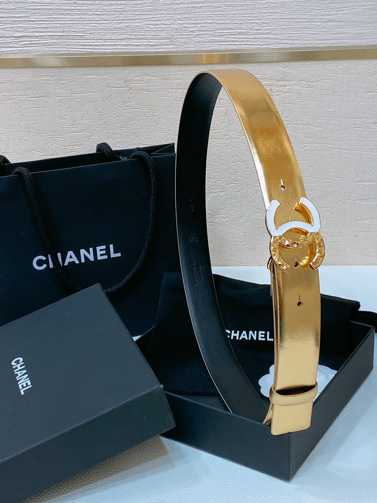 CC BELT 30MM IN GOLD SMOOTH CALFSKIN GOLD MIX WHITE HARDWARE