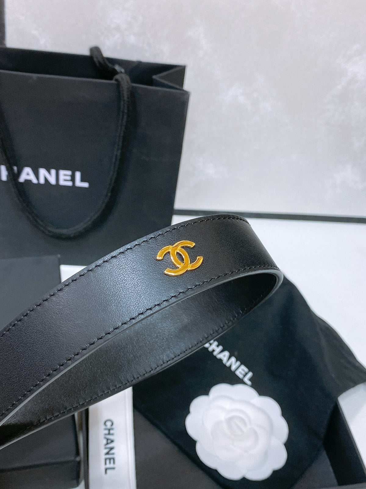 CC BELT 30 MM IN BLACK CALFSKIN PEARL LOGO WITH GOLD HARDWARE