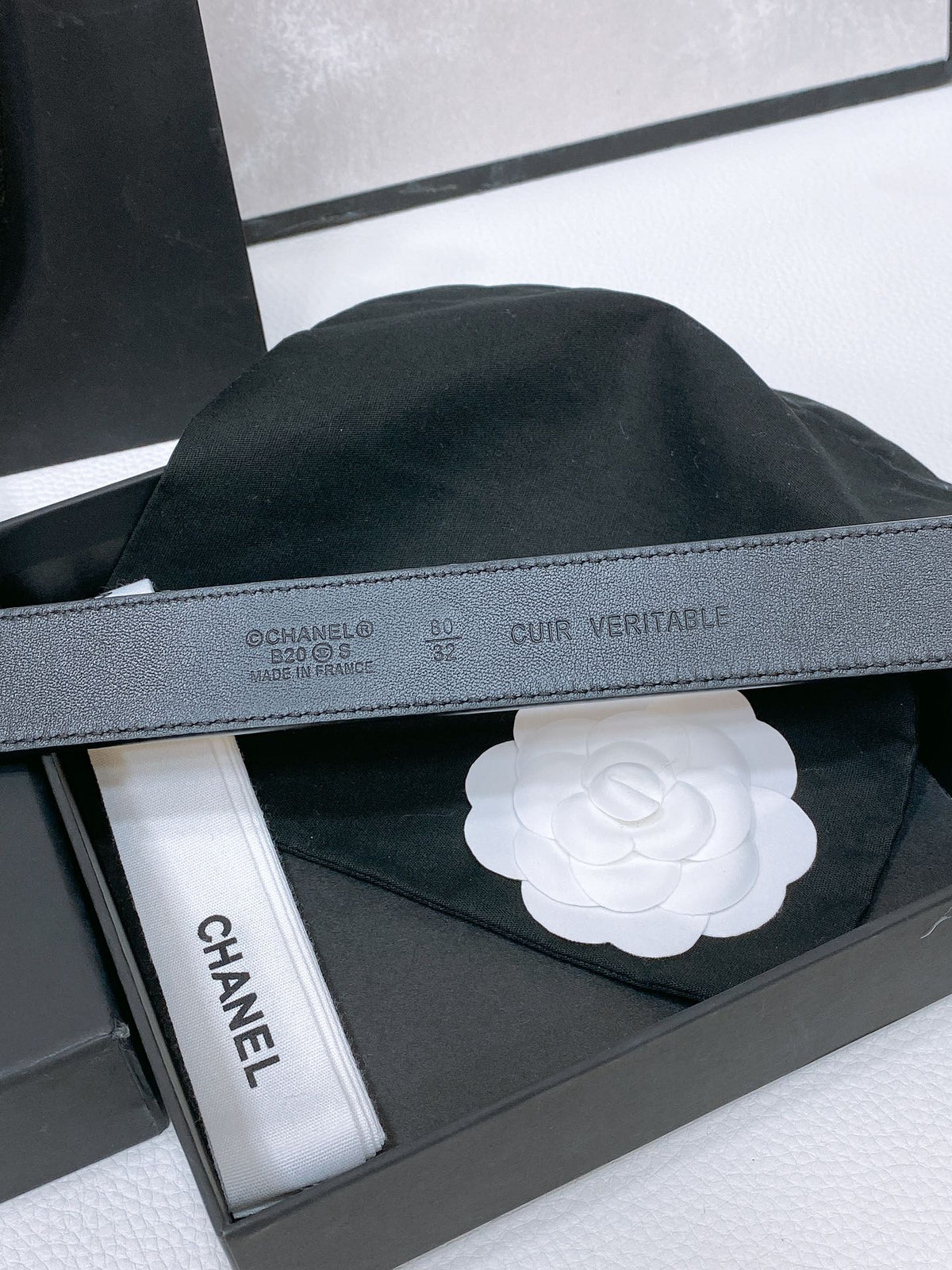 CC BELT 30 MM IN BLACK CALFSKIN PEARL LOGO WITH GOLD HARDWARE