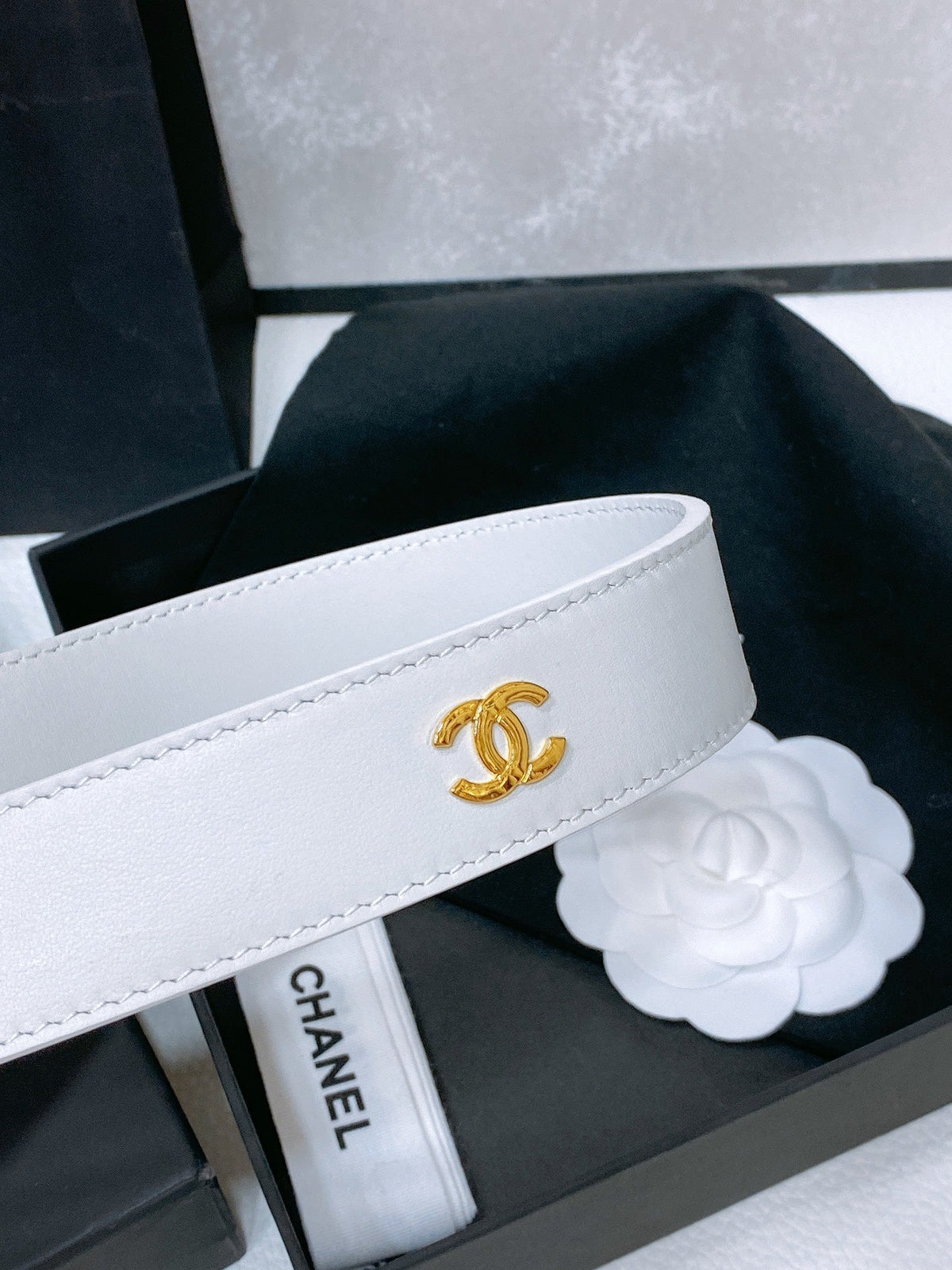 CC BELT 30 MM IN WHITE CALFSKIN PEARL LOGO WITH GOLD HARDWARE