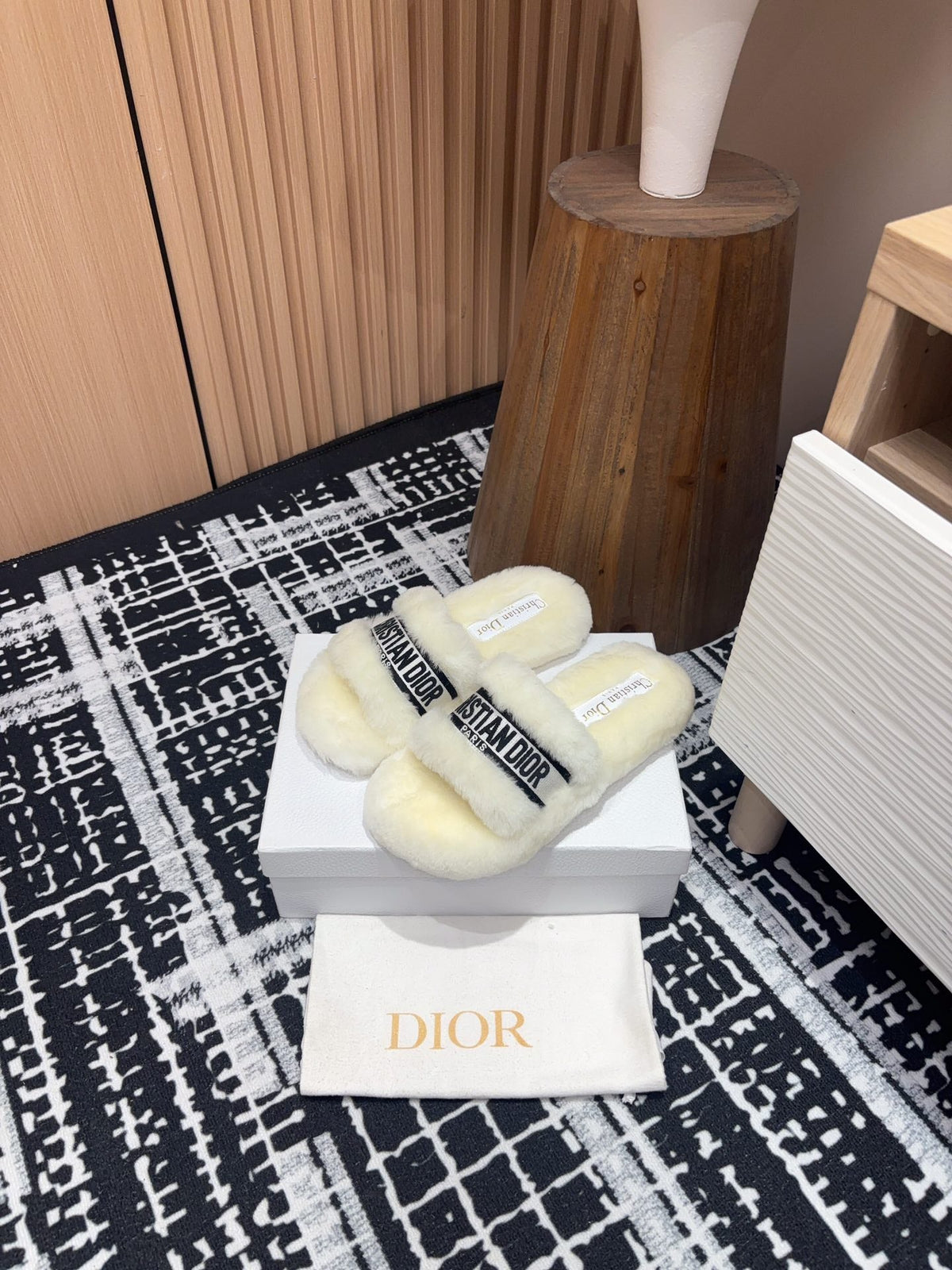 THICK-SOLE SLIPPERS WHITE CREAM SHEARLING WITH EMBROIDERED LOGO