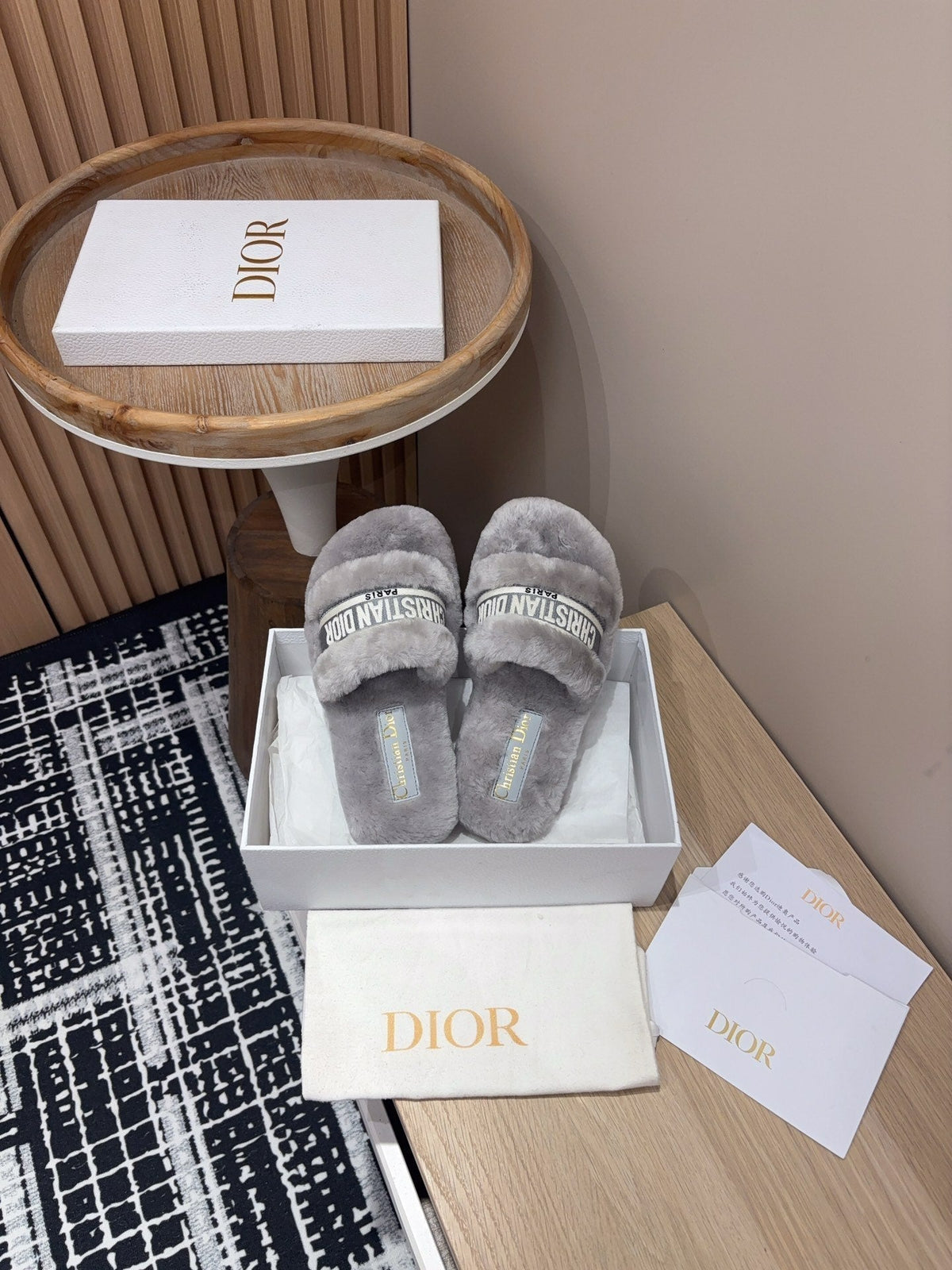 THICK-SOLE SLIPPERS IN PALE GRAY SHEARLING WITH EMBROIDERED LOGO