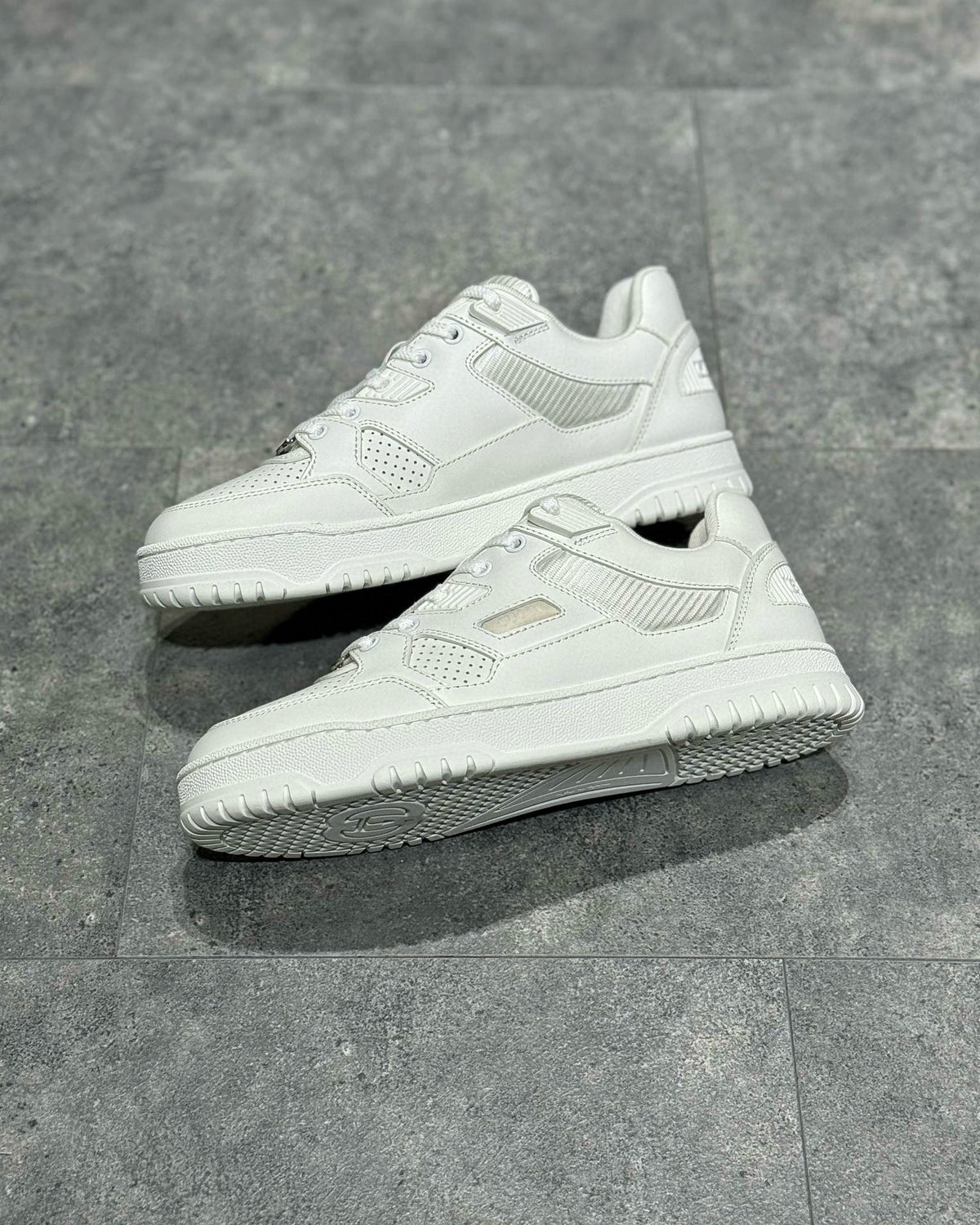 GUC Sneakers