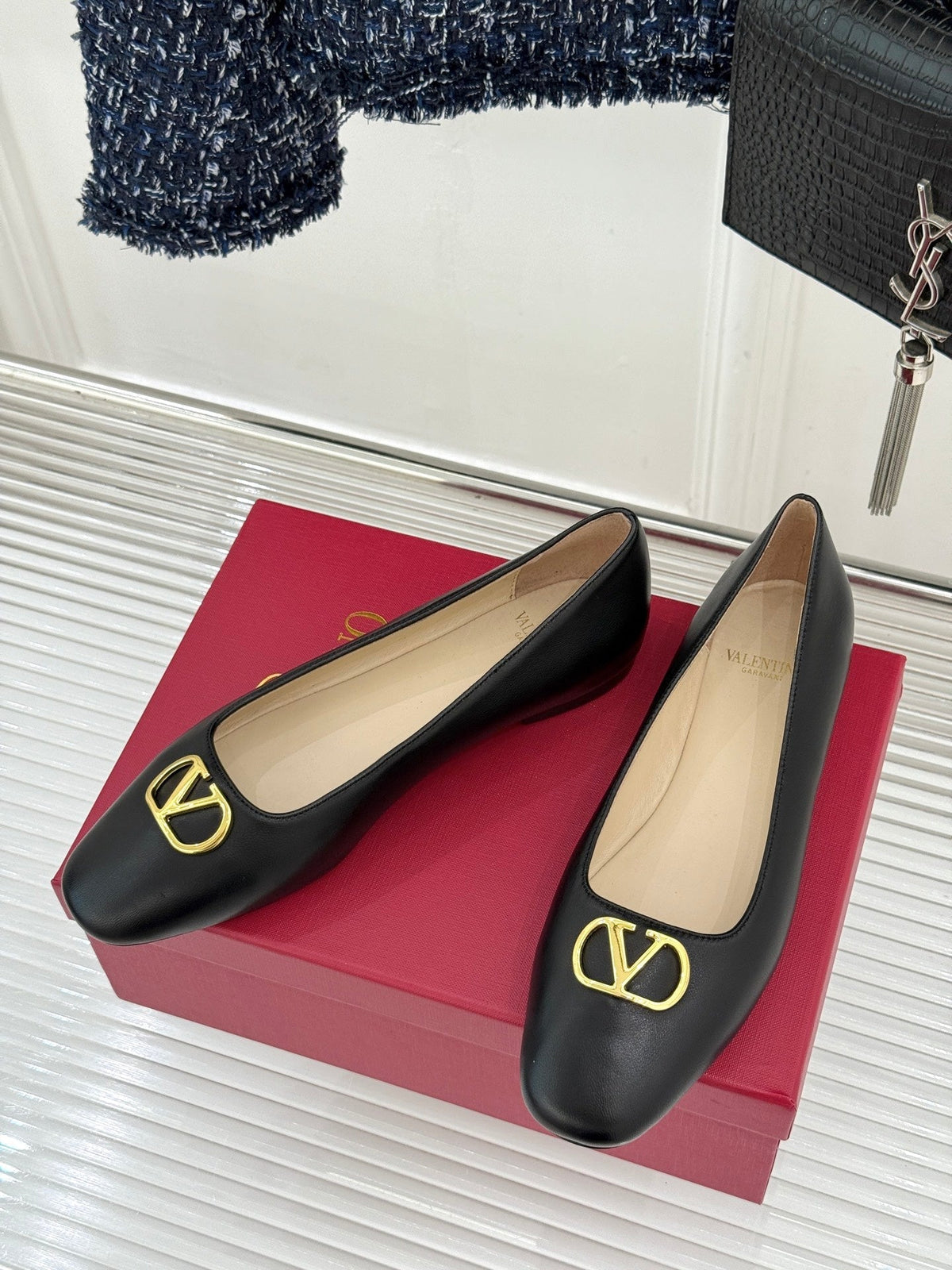 VT 26s Ballet Flats Metal V-buckle Sheepskin 702256