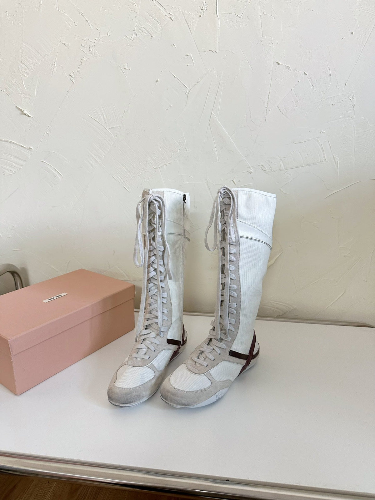 LACE-UP KNEE BOOTS IN BEIGE SUEDE AND WHITE MESH
