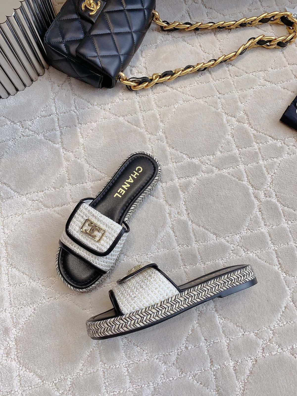 PLATFORM SLIPPERS IN WHITE WOOL AND BLACK LAMBSKIN