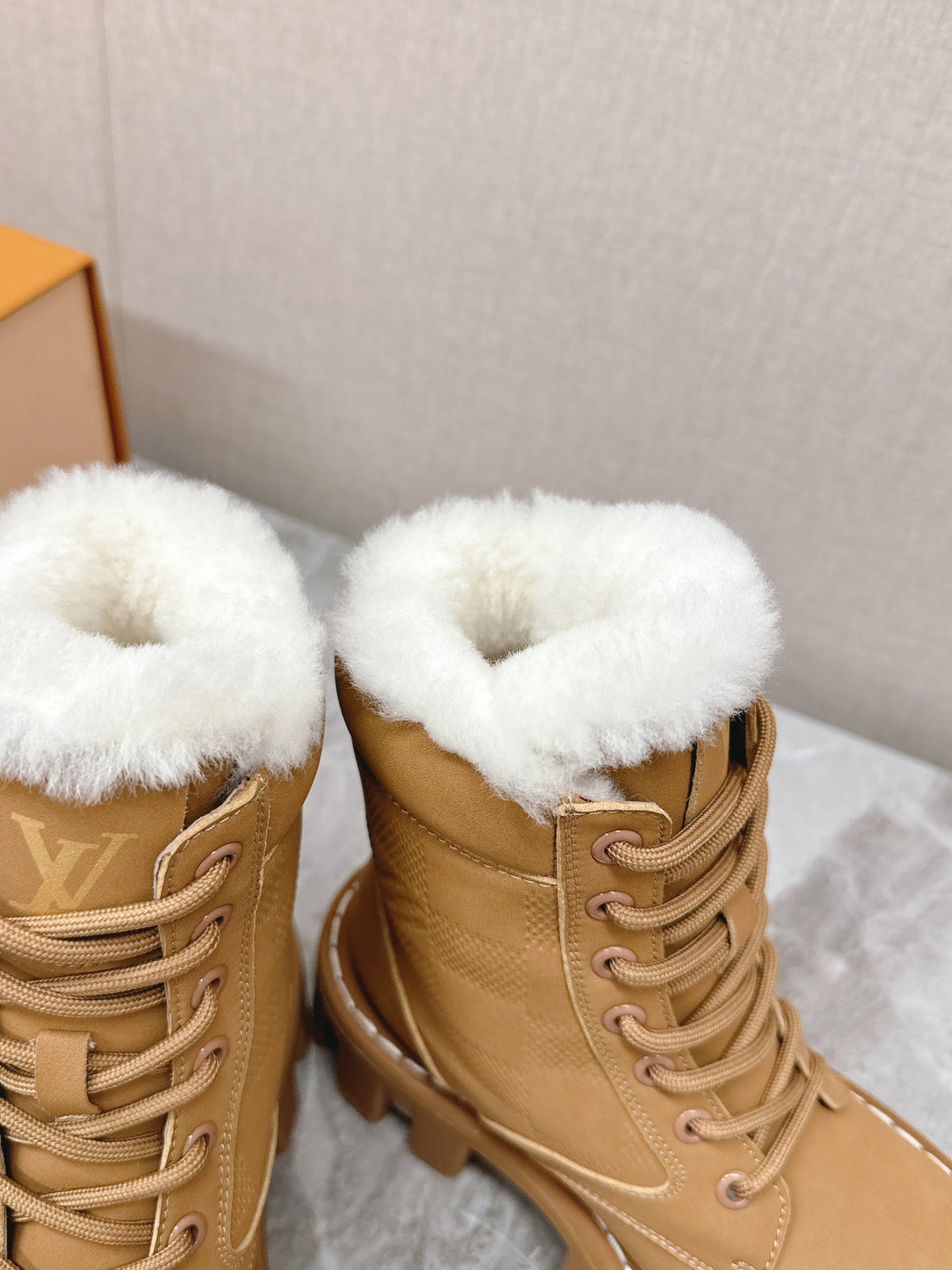 MARTIN ANKLE BOOTS IN PEANUT BROWN SUEDE AND WHITE SHEARLING LINING