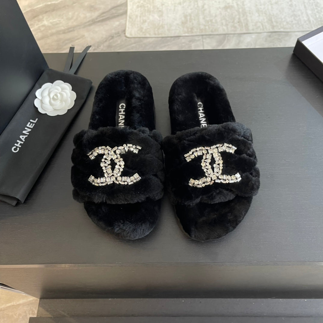 SLIPPERS IN BLACK FUR