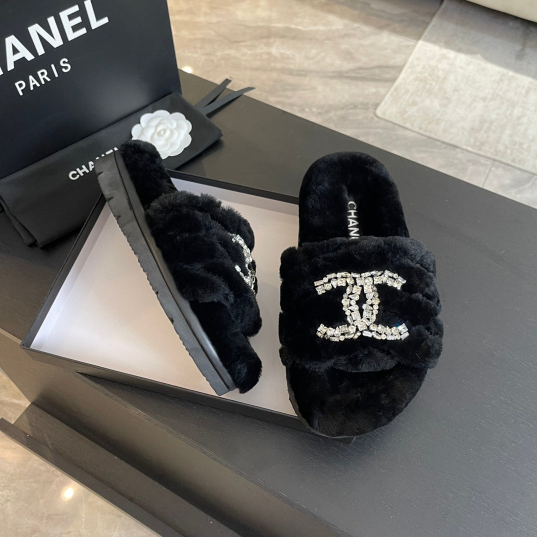 SLIPPERS IN BLACK FUR