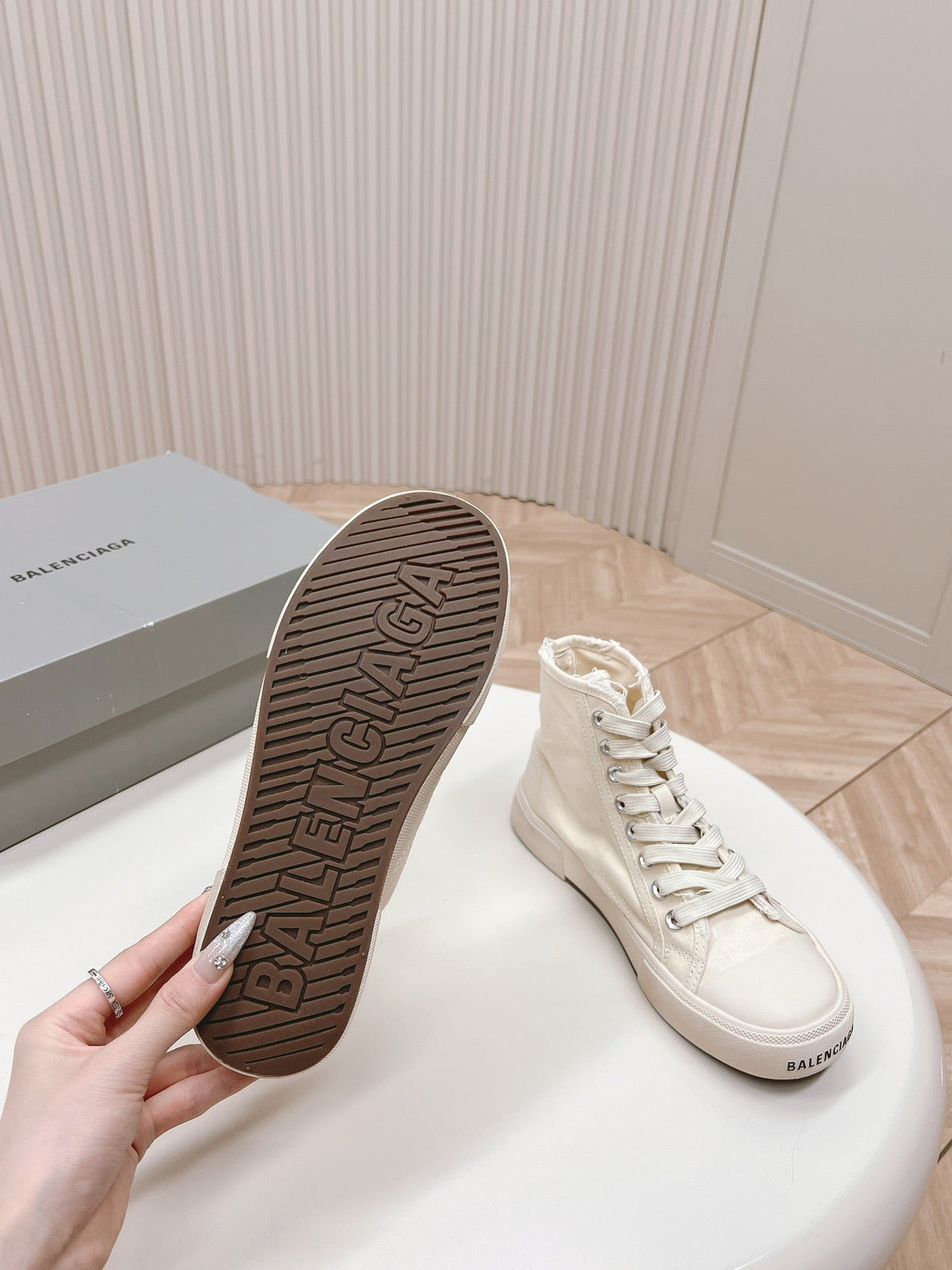 WHITE CANVAS HIGH-TOP SNEAKERS LOGO GRAFFITI