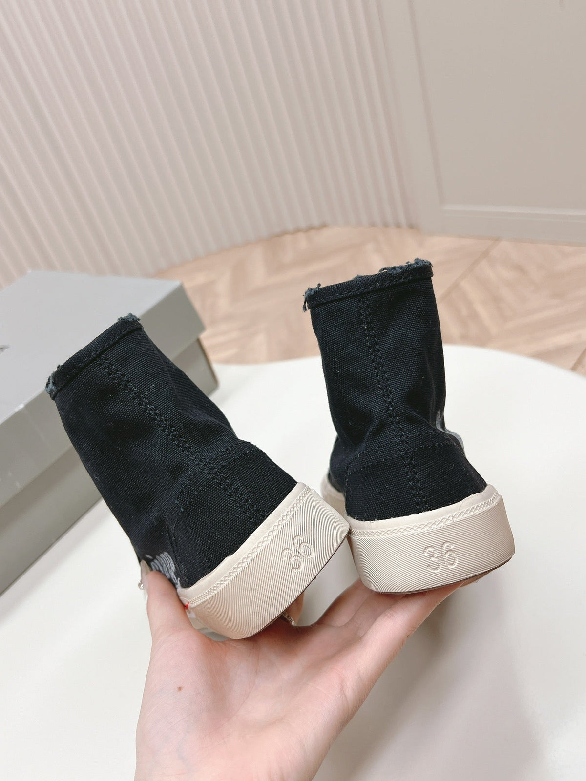 BLACK CANVAS HIGH-TOP SNEAKERS LOGO GRAFFITI
