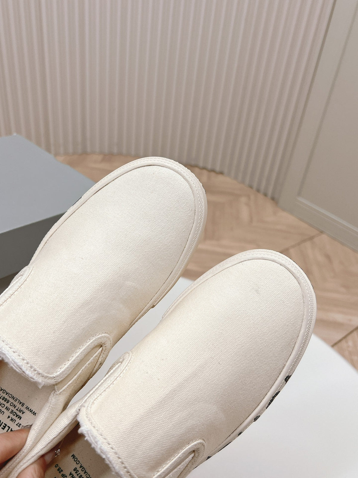 SLIP-ON SNEAKERS GRAFFITI IN WHITE CANVAS